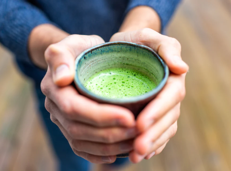 „Reisen Sie fit und voller Energie: Erleben Sie Nachhaltigkeit und Genuss mit Matcha-Tee“